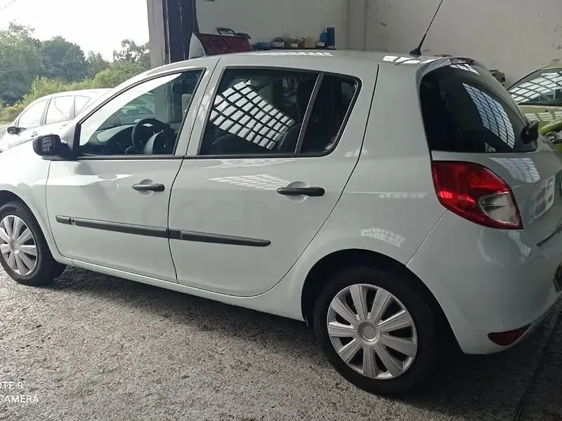 Usado Renault Clio II Business 75 CV (55 kW) 2011 Blanco Berlina