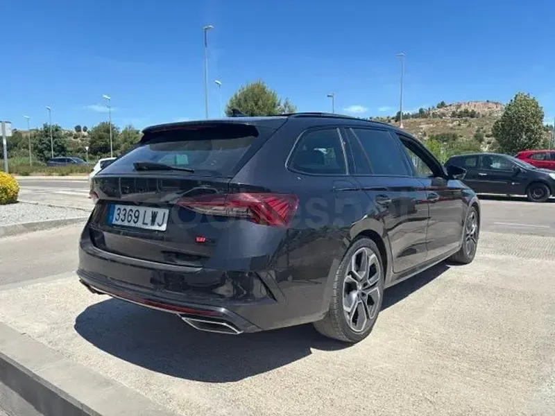 Usado Skoda Octavia RS 245 CV (180 kW) 2022 Negro Familiar