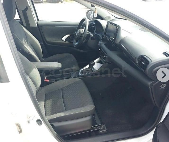 Usado Toyota Yaris Hybrid Active 116 CV (85 kW) 2022 Blanco Berlina