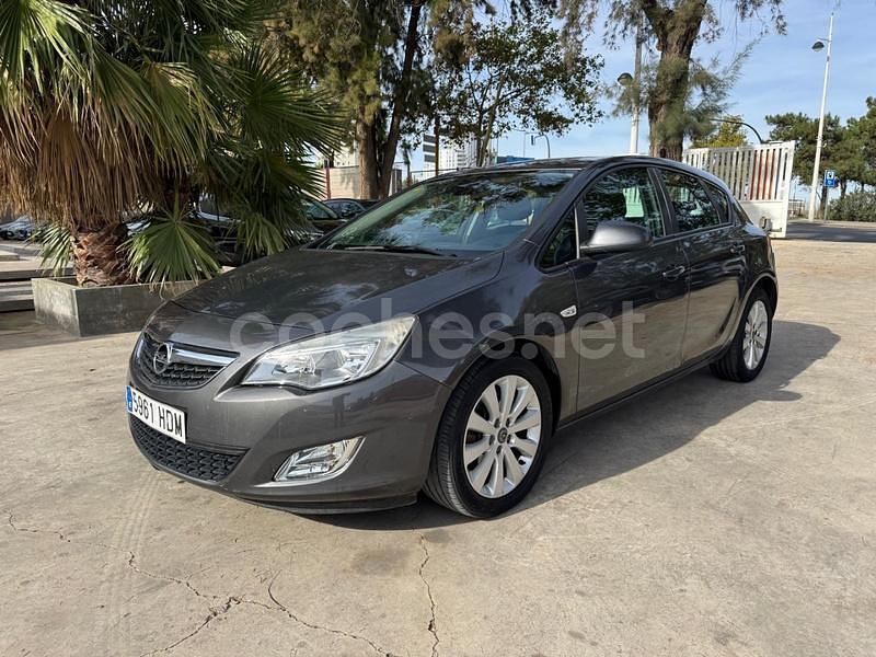 Gris / plata Usado 2011 Opel Astra Sport Berlina | 7500 € (Un poco caro) - Imagen 1/4
