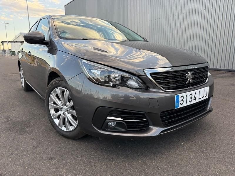 Usado Peugeot 308 Style 100 CV (73 kW) 2020 Gris / plata Berlina