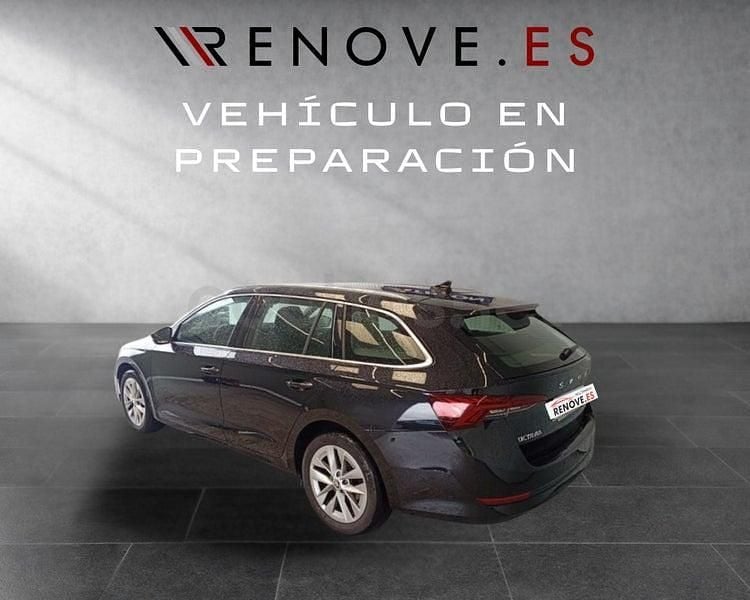 Usado Skoda Octavia Selection 150 CV (110 kW) 2023 Negro Familiar