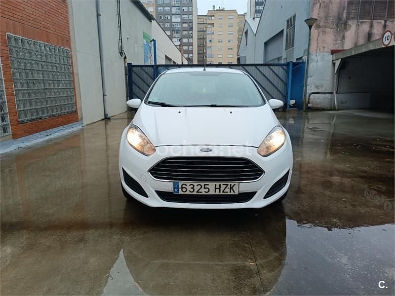 Usado Ford Fiesta Trend 82 CV (60 kW) 2014 Blanco Utilitario