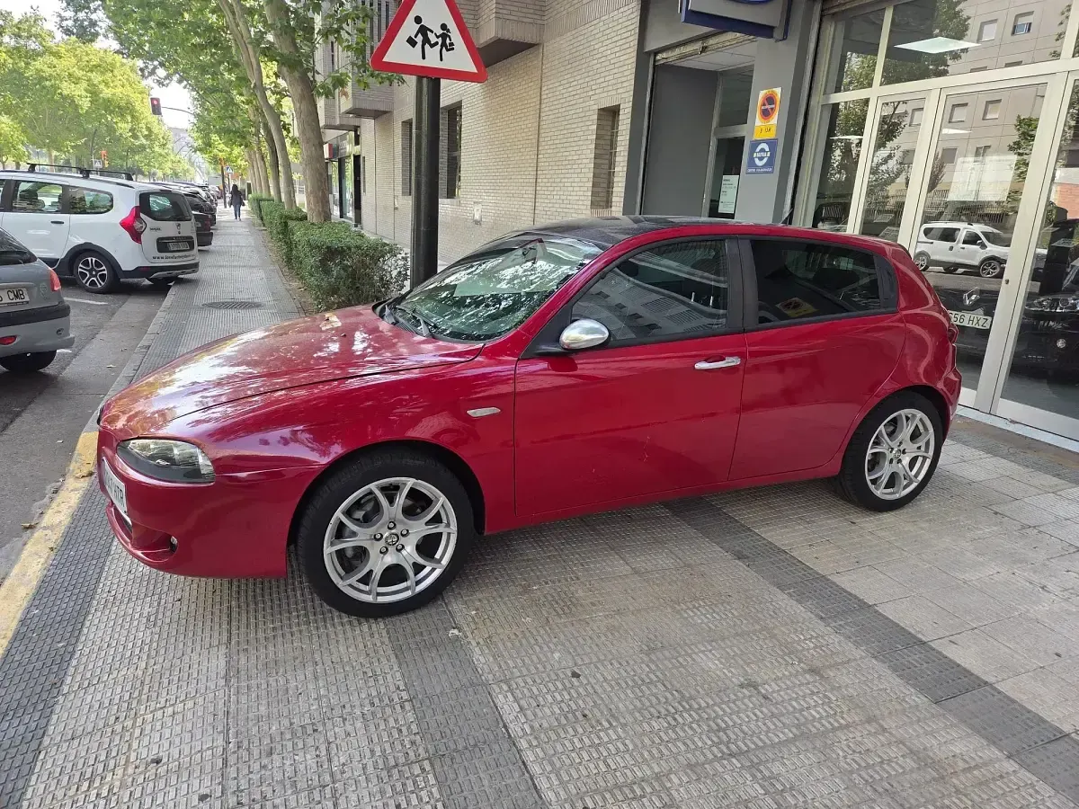 Usado Alfa Romeo 147 Distinctive 105 CV (77 kW) 2008 Rojo Utilitario
