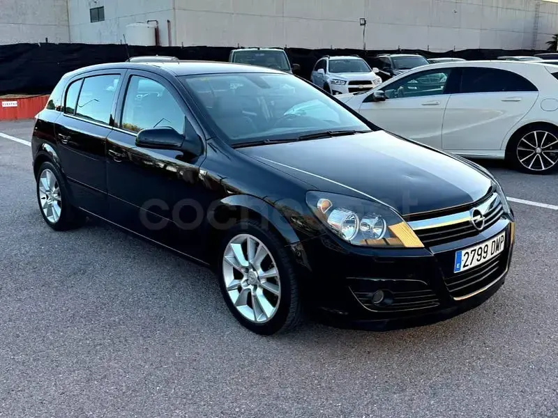 Usado Opel Astra Cosmo 120 CV (88 kW) 2005 Negro Berlina