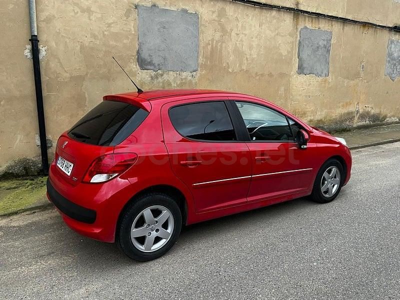 Usado Peugeot 207 Active 95 CV (69 kW) 2011 Rojo Berlina