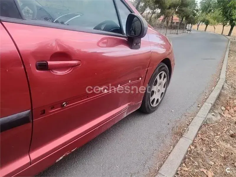 Usado Peugeot 207 90 CV (66 kW) 2006 Rojo Berlina