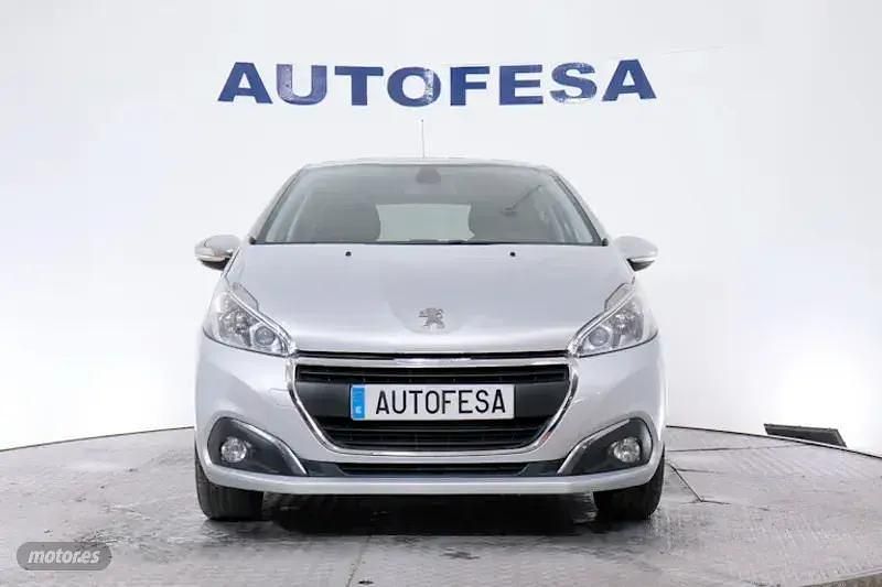 Usado Peugeot 208 Style 82 CV (60 kW) 2018 Plateado Utilitario