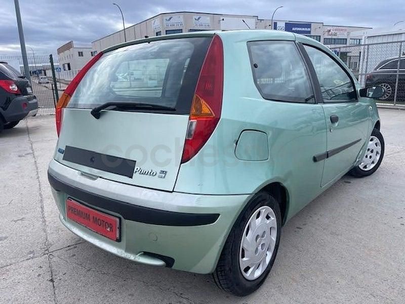Usado Fiat Punto 80 CV (58 kW) 2001 Verde Utilitario