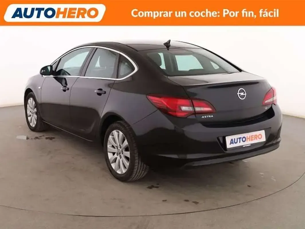 Usado Opel Astra Innovation 131 CV (96 kW) 2014 Negro Berlina