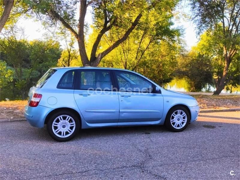Usado Fiat Stilo Dynamic 150 CV (110 kW) 2005 Azul Berlina