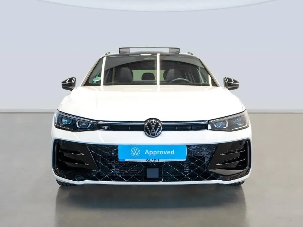 Usado VW Passat R-line 150 CV (110 kW) 2024 Blanco Familiar