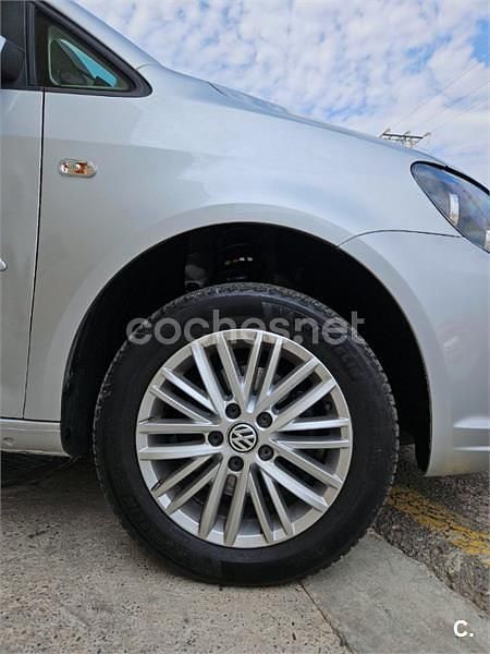 Usado VW Caddy Comfortline 105 CV (77 kW) 2015 Gris / plata Monovolumen