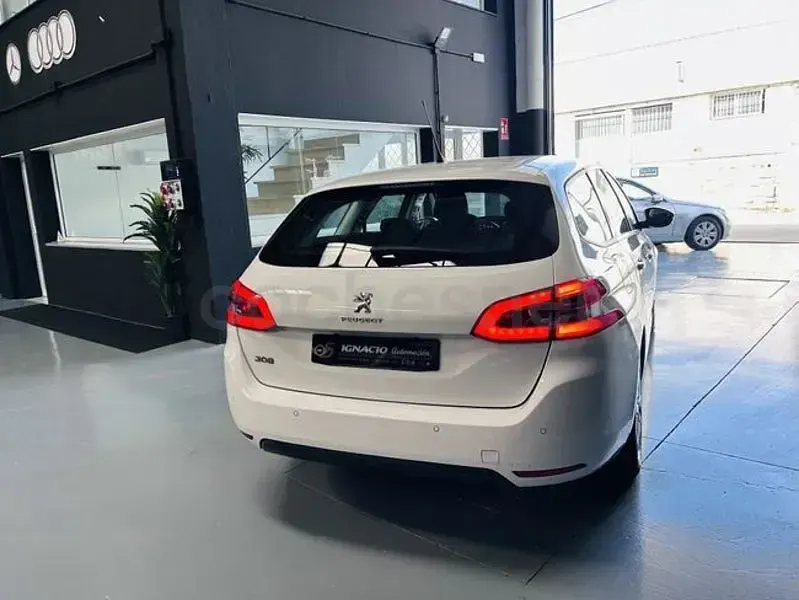 Używany Peugeot 308 SW Style 100 KM (73 kW) 2019 Biały Kombi