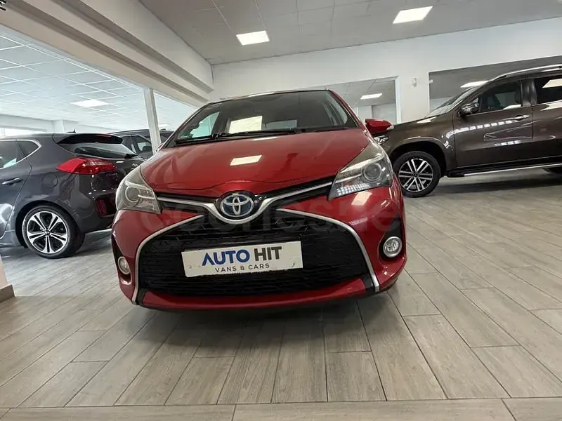 Usado Toyota Yaris Hybrid Advance 100 CV (73 kW) 2016 Rojo Berlina
