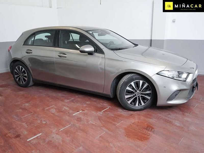 Usado Mercedes A180 116 CV (85 kW) 2021 Gris Utilitario