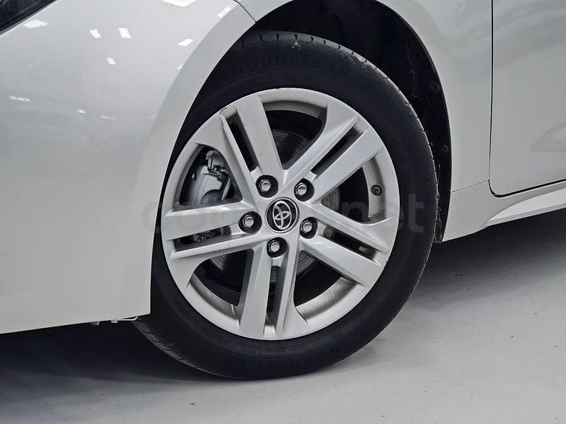 Usado Toyota Corolla Active 122 CV (89 kW) 2019 Gris / plata Berlina