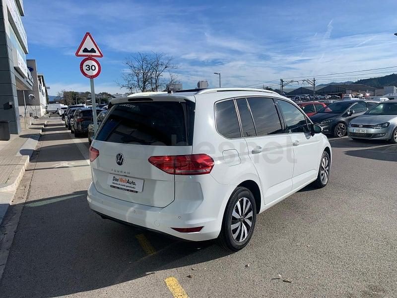 Usado VW Touran Advance 122 CV (89 kW) 2022 Blanco Monovolumen