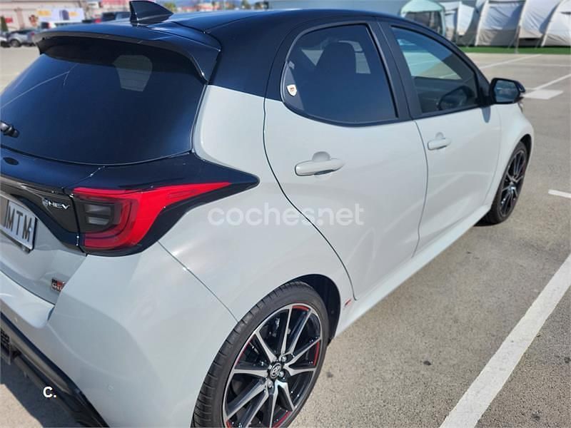 Usado Toyota Yaris Hybrid Plus 130 CV (95 kW) 2024 Gris / plata Berlina