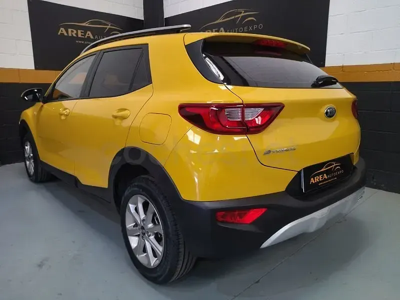 Usado Kia Stonic 84 CV (61 kW) 2017 Amarillo SUV