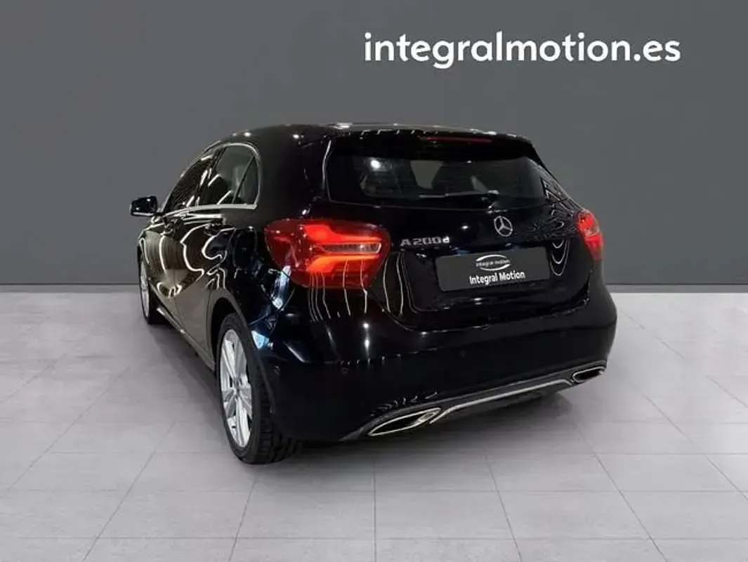 Usado Mercedes A200 136 CV (100 kW) 2017 Negro Utilitario