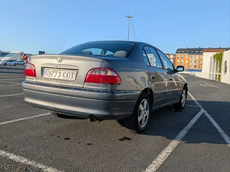 Usado Toyota Avensis Terra 110 CV (80 kW) 2002 Gris / plata Berlina