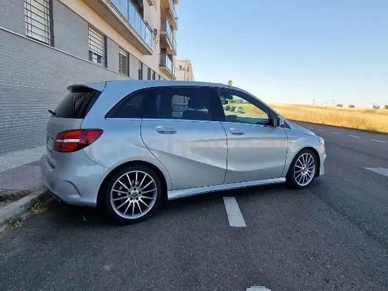 Usado Mercedes B200 150 CV (110 kW) 2019 Gris / plata Utilitario