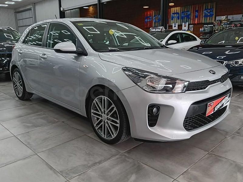 Usado Kia Rio 84 CV (61 kW) 2017 Gris / plata Berlina