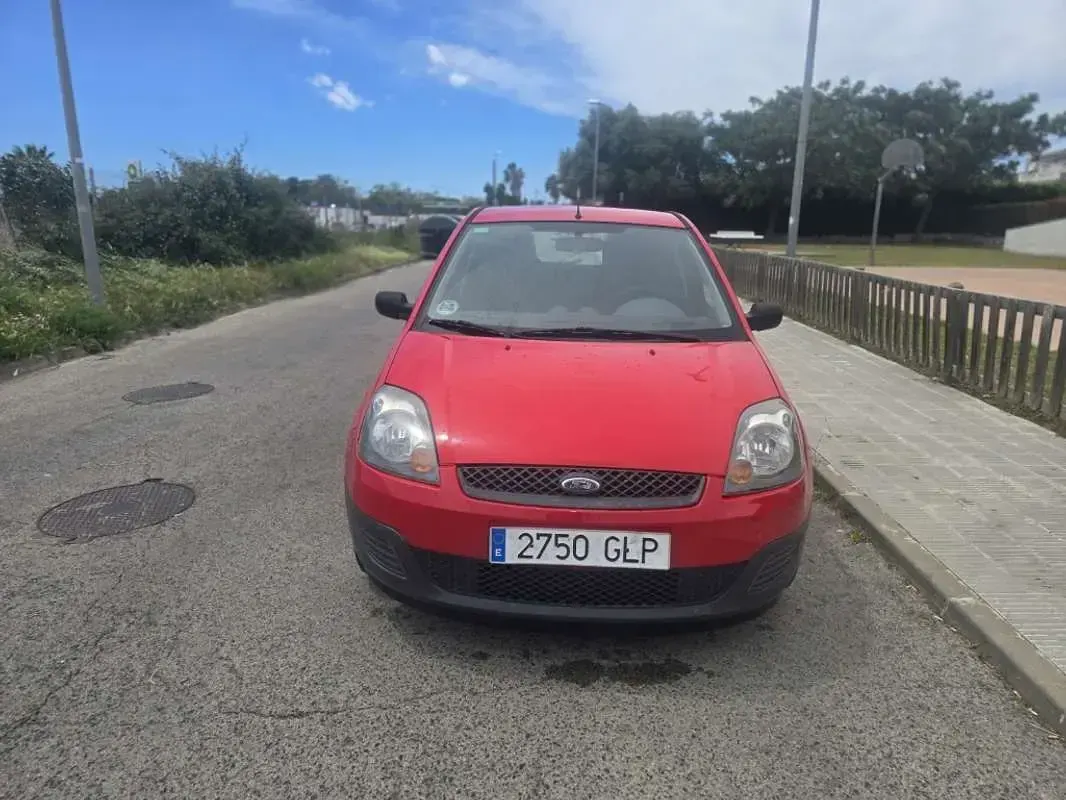 Usado Ford Fiesta Ambiente 68 CV (50 kW) 2009 Rojo Utilitario