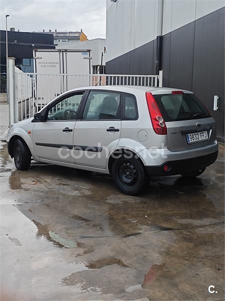 Gris / plata Usado 2006 Ford Fiesta Trend Utilitario | 2300 € (Buen precio) - Imagen 1/4