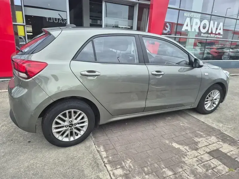 Usado Kia Rio 84 CV (61 kW) 2022 Gris / plata Berlina