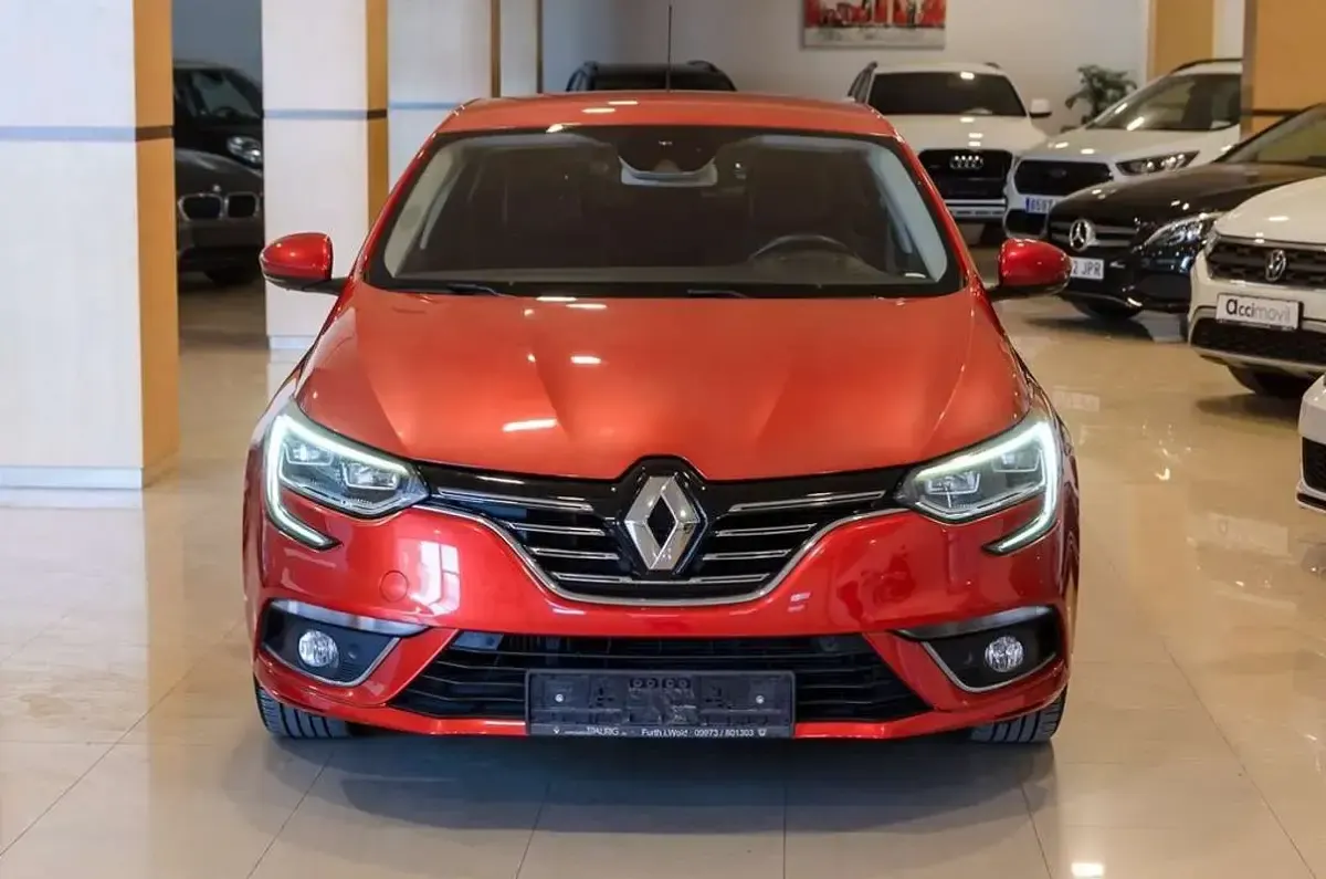 Usado Renault Mégane IV Bose Edition 129 CV (94 kW) 2016 Rojo Utilitario