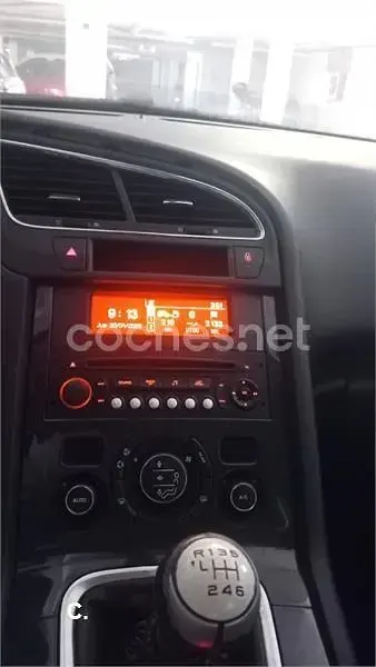 Usado Peugeot 5008 Active 150 CV (110 kW) 2011 Negro Monovolumen