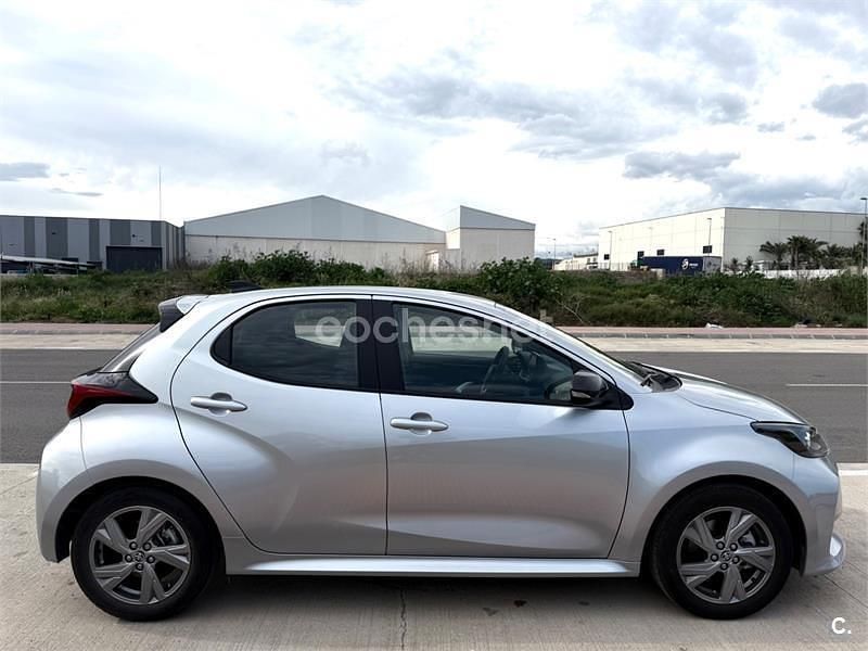 Usado Toyota Yaris Hybrid Active 116 CV (85 kW) 2025 Gris / plata Berlina