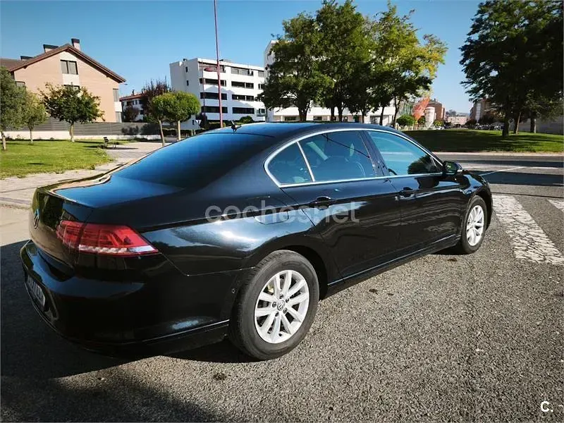 Usado VW Passat Advance 120 CV (88 kW) 2015 Negro Berlina
