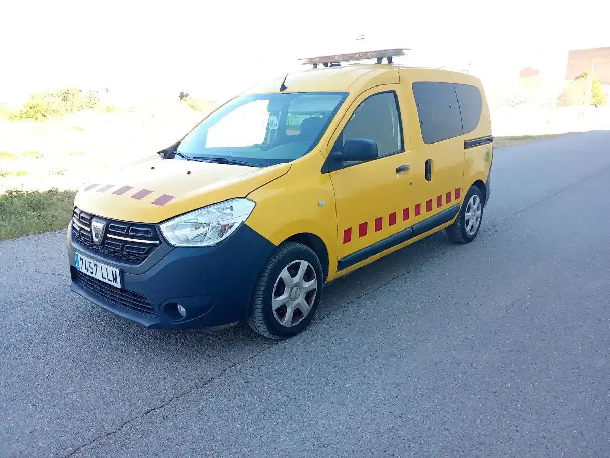 Usado Dacia Dokker Essentiel 107 HP (78 kW) 2020 Amarelo Monovolume