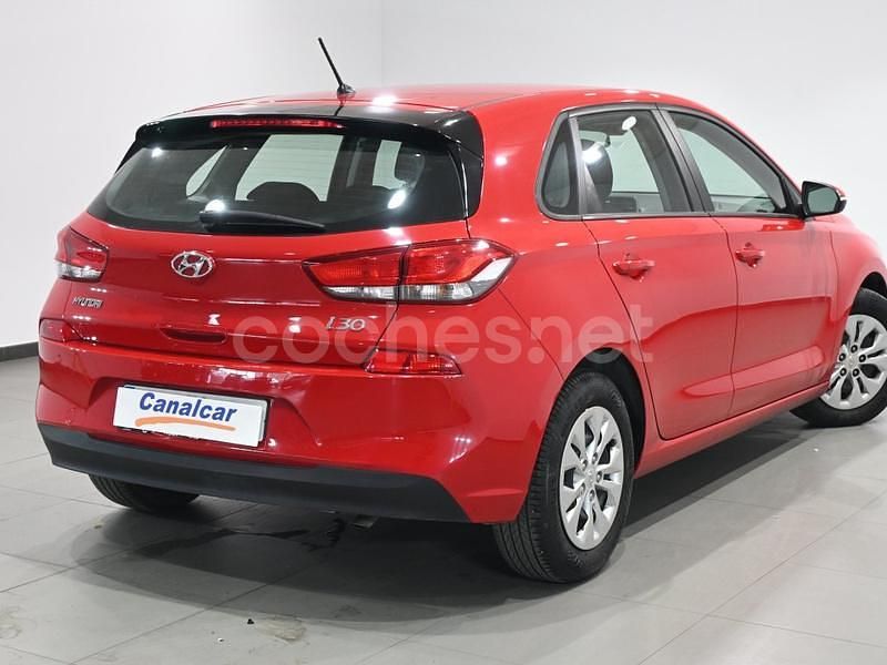 Usado Hyundai i30 120 CV (88 kW) 2019 Rojo Berlina