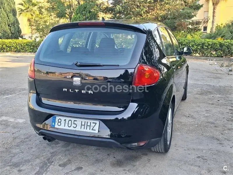 Usado Seat Altea Reference 105 CV (77 kW) 2012 Negro Monovolumen
