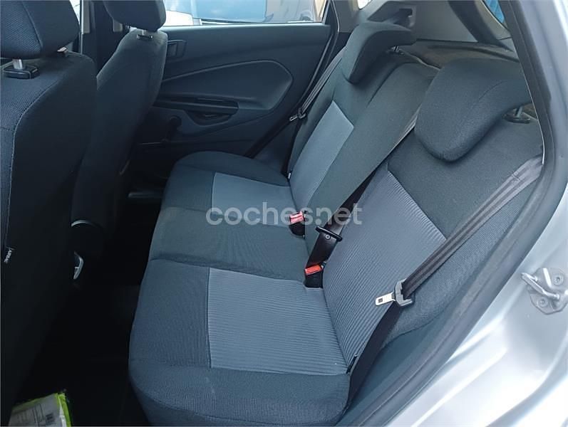 Usado Ford Fiesta Trend 68 CV (50 kW) 2010 Gris / plata Berlina