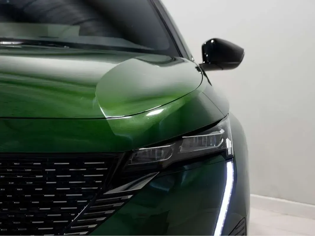 Usado Peugeot 308 GT 131 CV (96 kW) 2022 Verde Utilitario
