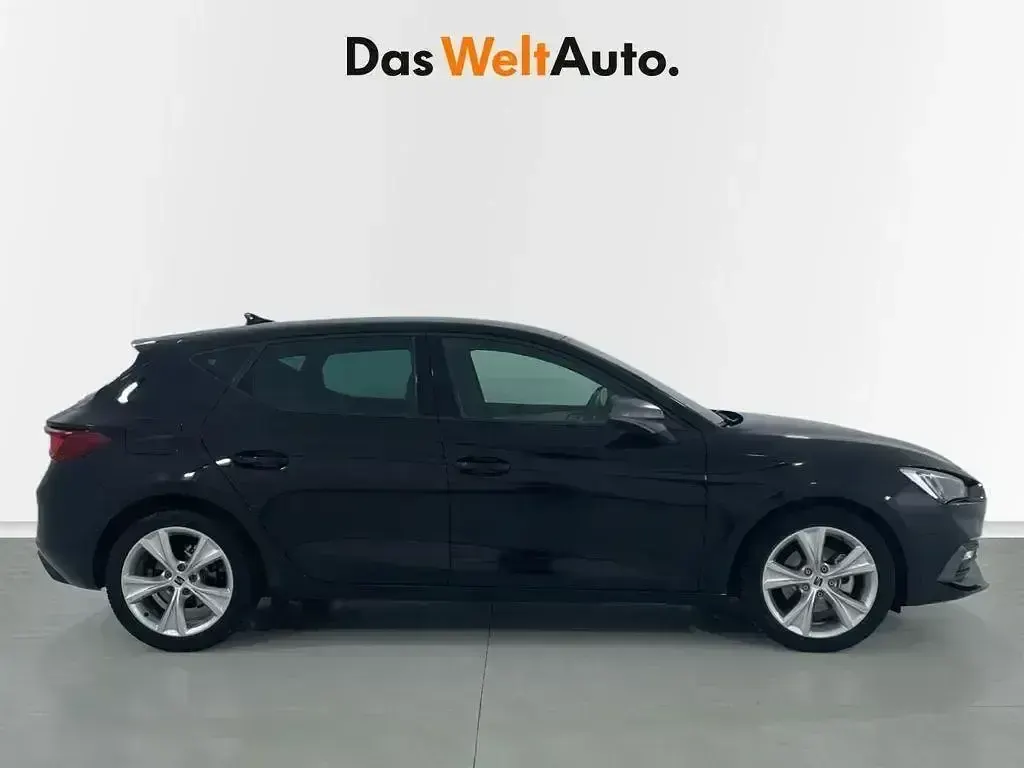 Käytetty Seat Leon FR 116 HP (85 kW) 2025 Musta Sedan