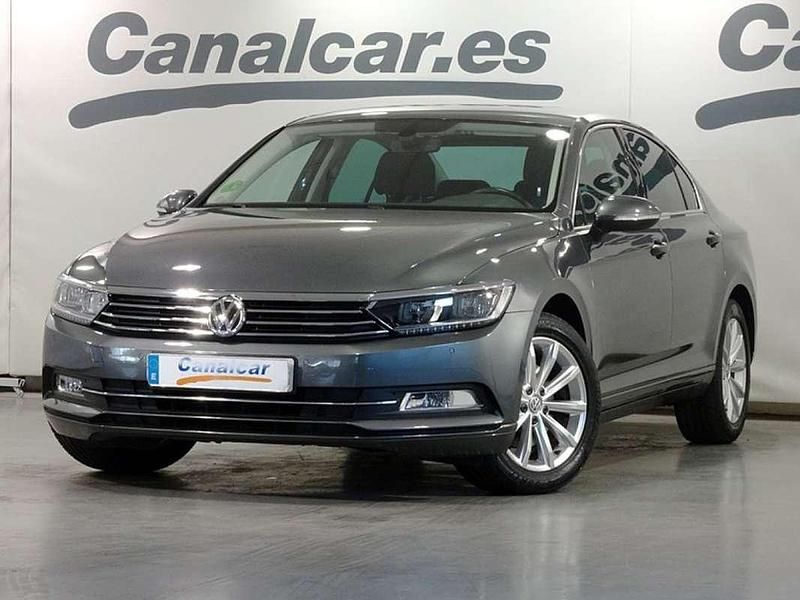 Usado VW Passat Advance 150 CV (110 kW) 2016 Gris Berlina