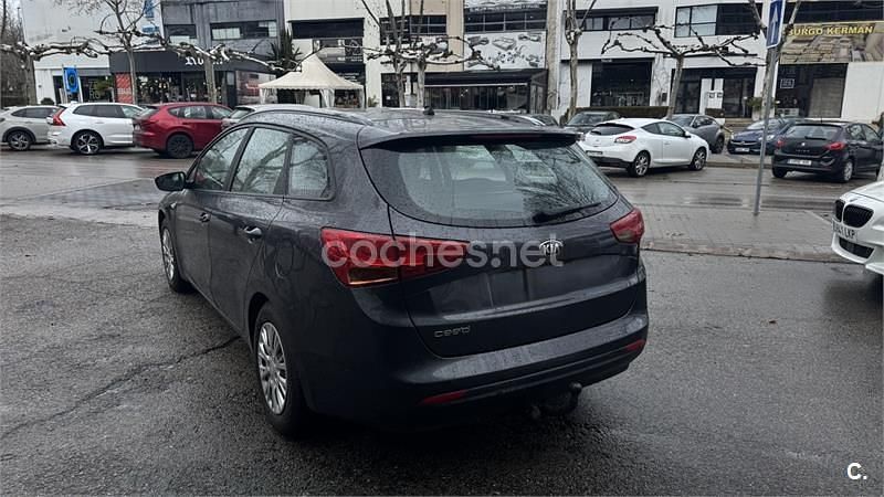 Usado Kia Ceed 100 CV (73 kW) 2013 Gris / plata Utilitario