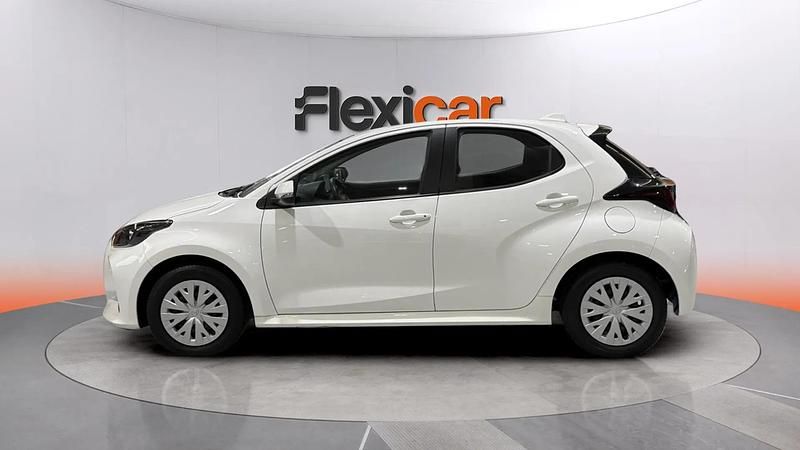 Usado Toyota Yaris Hybrid Active 116 CV (85 kW) 2021 Beige Berlina