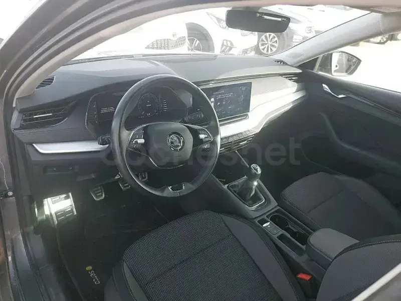 Usado Skoda Octavia Ambition 115 CV (84 kW) 2023 Gris / plata Berlina
