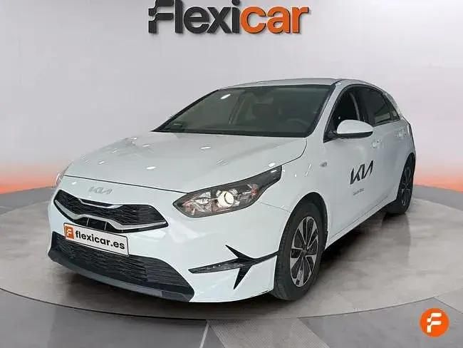 Używany Kia Ceed 100 KM (73 kW) 2024 Biały Hatchback