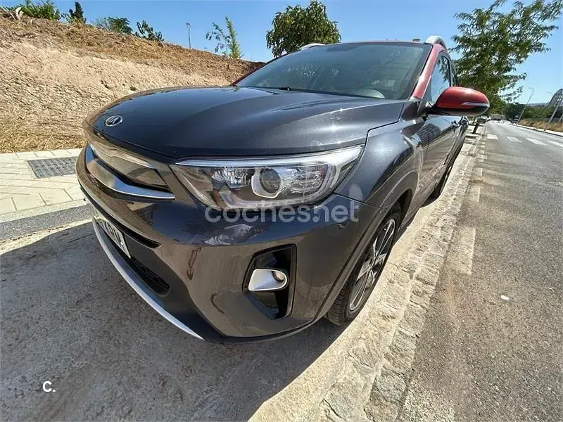 Usado Kia Stonic 120 CV (88 kW) 2018 Gris / plata SUV