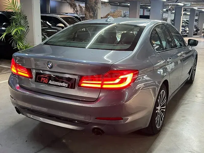 Usado BMW 520 Sport Line 190 CV (139 kW) 2019 Gris / plata Berlina