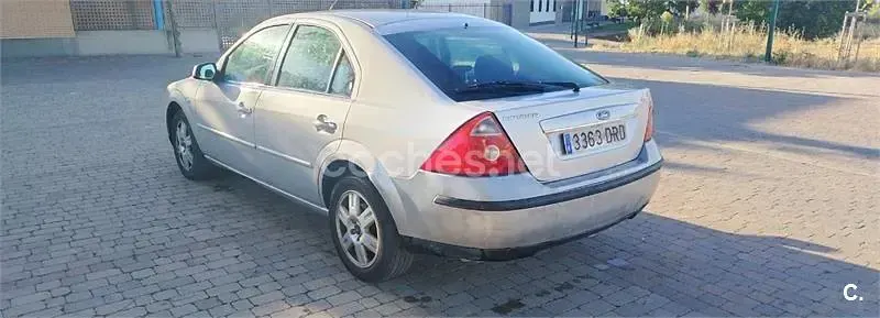 Usado Ford Mondeo Ghia 130 CV (95 kW) 2005 Gris / plata Berlina