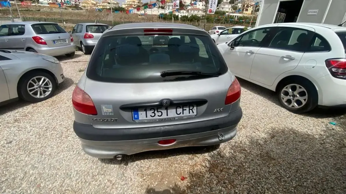 Usado Peugeot 206 109 CV (80 kW) 2003 Gris Utilitario